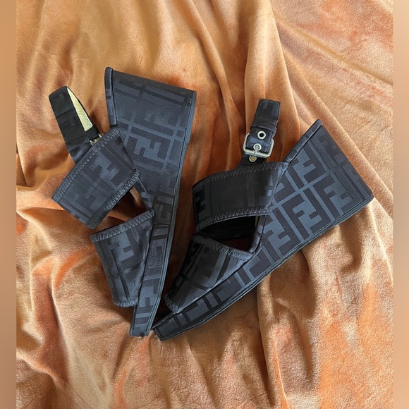 Vintage Fendi Scarpe Tonal Black Zucca Print Wedge Platform Sandals 38-39fr 8US - Picture 6 of 10